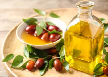 Unlocking the Power of Jojoba Oil: Your Solution to Dandruff and Hair Breakage Woes
