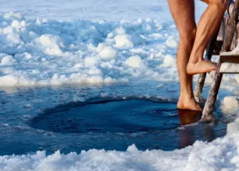Are cold plunges good for you? Experts Analyse the wellness trend popular with celebrities like Josh Brolin, Bradley Cooper.